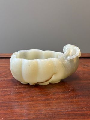 A Chinese celadon jade flower-shaped brush washer with ram's head, 17th C. — 照片 3