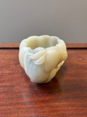 A Chinese celadon jade flower-shaped brush washer with ram's head, 17th C. — 照片 4