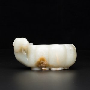A Chinese celadon jade flower-shaped brush washer with ram's head, 17th C. — 照片 3