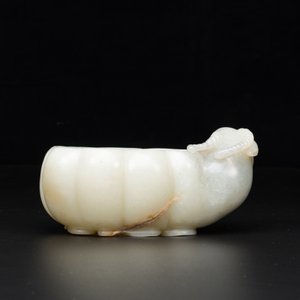 A Chinese celadon jade flower-shaped brush washer with ram's head, 17th C. — 照片 5