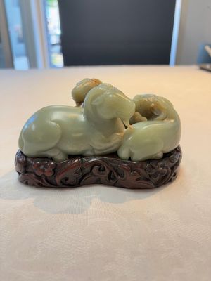 A Chinese celadon jade group of three goats on wooden stand, 19/20th C. — 照片 1