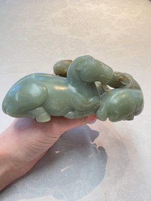 A Chinese celadon jade group of three goats on wooden stand, 19/20th C. — 照片 2