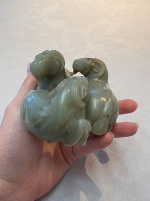 A Chinese celadon jade group of three goats on wooden stand, 19/20th C. — 照片 3