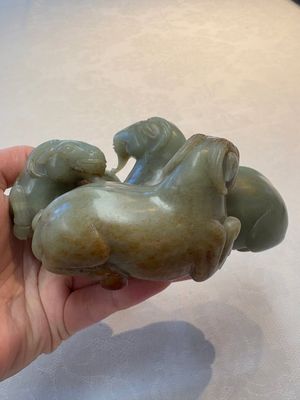 A Chinese celadon jade group of three goats on wooden stand, 19/20th C. — 照片 4