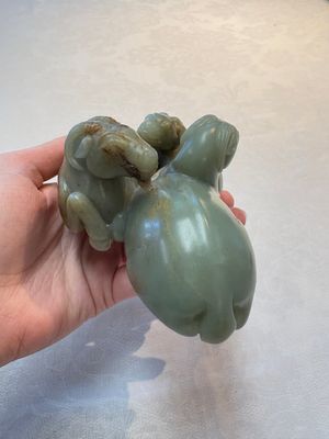A Chinese celadon jade group of three goats on wooden stand, 19/20th C. — 照片 5