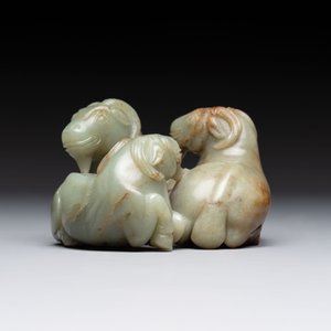 A Chinese celadon jade group of three goats on wooden stand, 19/20th C. — 照片 3