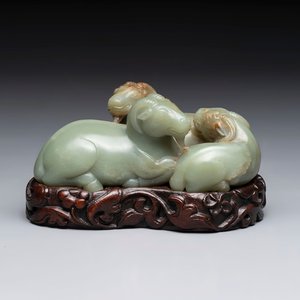 A Chinese celadon jade group of three goats on wooden stand, 19/20th C. — photo 1