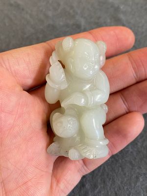 A Chinese celadon jade sculpture of a boy with a cat, Qing — 照片 1