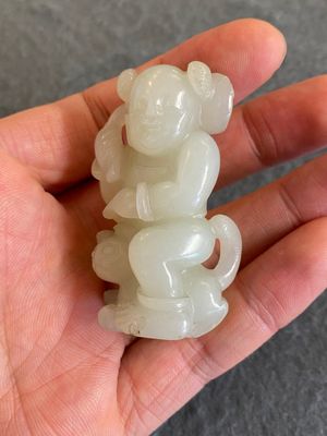 A Chinese celadon jade sculpture of a boy with a cat, Qing — 照片 2