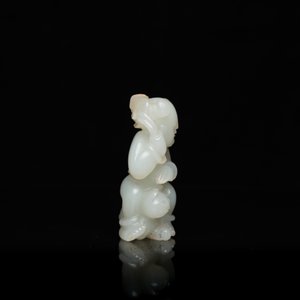 A Chinese celadon jade sculpture of a boy with a cat, Qing — 照片 5