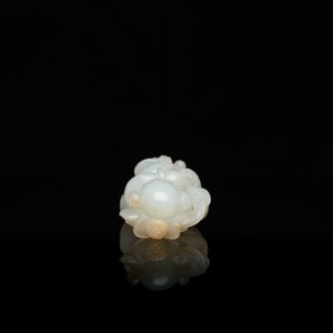A Chinese celadon jade sculpture of a boy with a cat, Qing — 照片 6