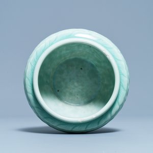 A Chinese celadon jar with floral design, Chenghua mark, Qianlong — 照片 6