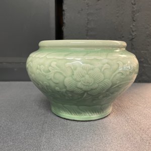 A Chinese celadon jar with floral design, Chenghua mark, Qianlong — 照片 8