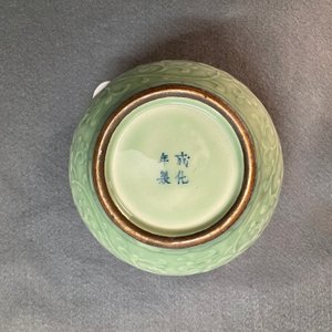 A Chinese celadon jar with floral design, Chenghua mark, Qianlong — 照片 10