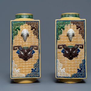 A Chinese celadon jardinière and a pair of relief-decorated cong vases, 19/20th C. — photo 11