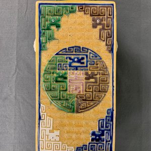 A Chinese celadon jardinière and a pair of relief-decorated cong vases, 19/20th C. — photo 30