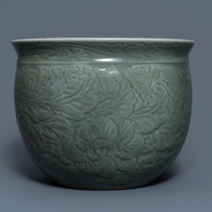 A Chinese celadon jardinière and a pair of relief-decorated cong vases, 19/20th C. — photo 4