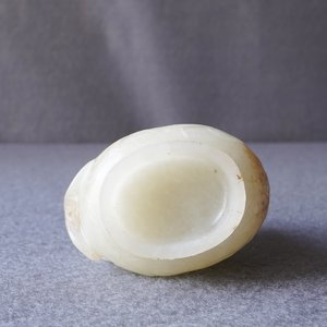 A Chinese celadon russet jade chilong-handled jug, Qing — 照片 13