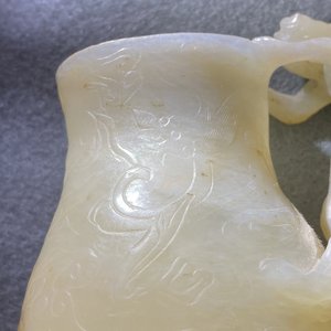 A Chinese celadon russet jade chilong-handled jug, Qing — 照片 21
