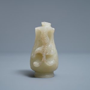 A Chinese celadon russet jade chilong-handled jug, Qing — 照片 5