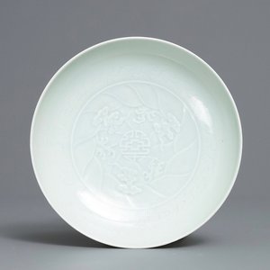 A Chinese celadon saucer dish with underglaze design, Yongzheng mark and poss. of the period — photo 1