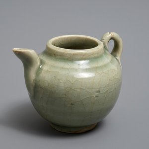 A Chinese celadon teapot or ewer, Song/Yuan — 照片 1