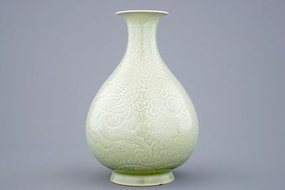 A Chinese celadon underglaze decorated yuhuchunping dragon vase, 19/20th C.