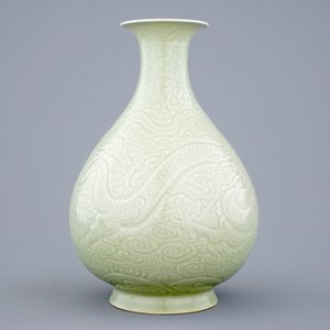 A Chinese celadon underglaze decorated yuhuchunping dragon vase, 19/20th C. — 照片 2