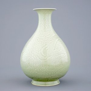 A Chinese celadon underglaze decorated yuhuchunping dragon vase, 19/20th C. — 照片 4