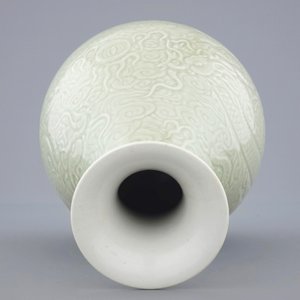 A Chinese celadon underglaze decorated yuhuchunping dragon vase, 19/20th C. — 照片 6
