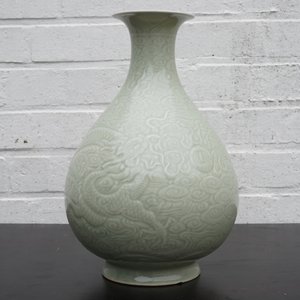 A Chinese celadon underglaze decorated yuhuchunping dragon vase, 19/20th C. — 照片 7