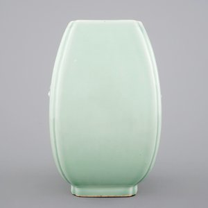 A Chinese celadon vase, Yongzheng mark, 19/20th C — foto 1