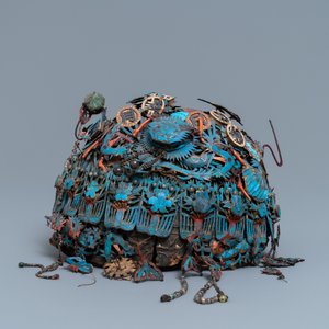 A Chinese ceremonial 'fengguang' coral- and silver-embellished kingfisher feather headdress, 19th C. — 照片 3