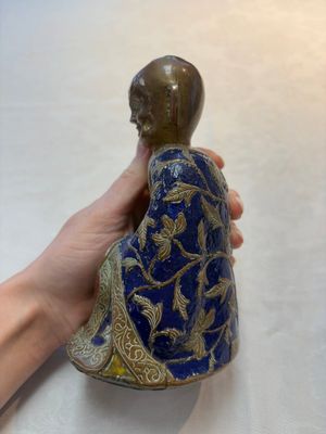 A Chinese champlevé figure of Luohan, Qianlong mark, 18/19th C. — photo 2