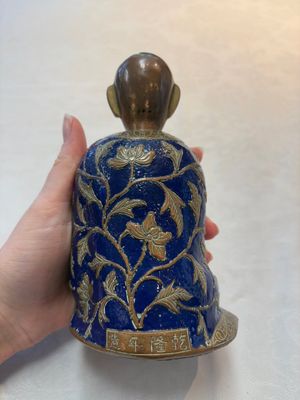 A Chinese champlevé figure of Luohan, Qianlong mark, 18/19th C. — photo 3