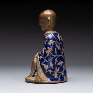 A Chinese champlevé figure of Luohan, Qianlong mark, 18/19th C. — photo 2