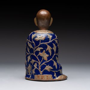 A Chinese champlevé figure of Luohan, Qianlong mark, 18/19th C. — photo 3