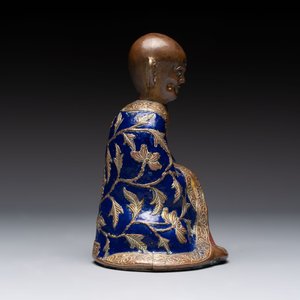 A Chinese champlevé figure of Luohan, Qianlong mark, 18/19th C. — photo 4