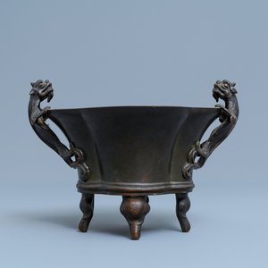 A Chinese chilong-handled bronze censer, Xuande mark, 18th C. — 照片 1