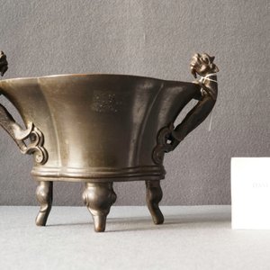 A Chinese chilong-handled bronze censer, Xuande mark, 18th C. — 照片 16