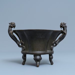A Chinese chilong-handled bronze censer, Xuande mark, 18th C. — 照片 3