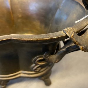 A Chinese chilong-handled bronze censer, Xuande mark, 18th C. — 照片 10