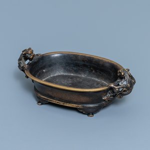 A Chinese chilong-handled bronze censer, Xuande mark, Ming — 照片 1