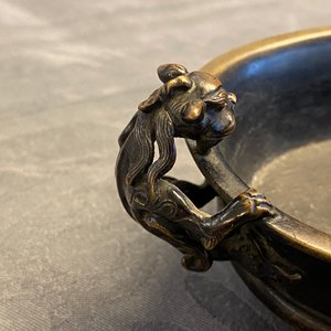 A Chinese chilong-handled bronze censer, Xuande mark, Ming — 照片 11