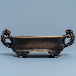 A Chinese chilong-handled bronze censer, Xuande mark, Ming — 照片 2