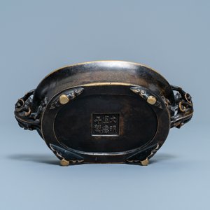A Chinese chilong-handled bronze censer, Xuande mark, Ming — 照片 7