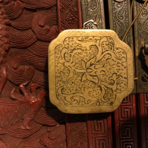 A Chinese cinnabar 'dragons and phoenixes' lacquer cabinet, 19th C. — 照片 33