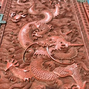 A Chinese cinnabar 'dragons and phoenixes' lacquer cabinet, 19th C. — 照片 34