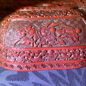 A Chinese cinnabar lacquer box and cover with figures in a landscape, 19th C. — 照片 12