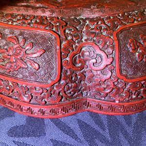 A Chinese cinnabar lacquer box and cover with figures in a landscape, 19th C. — 照片 15